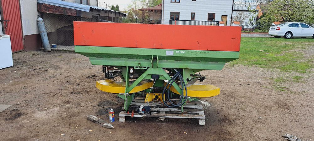 Rozsiewacz nawozów UNIA-Brzeg 1,7 tony