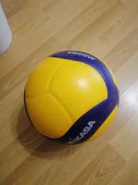 Волейбольний м'яч Mikasa.