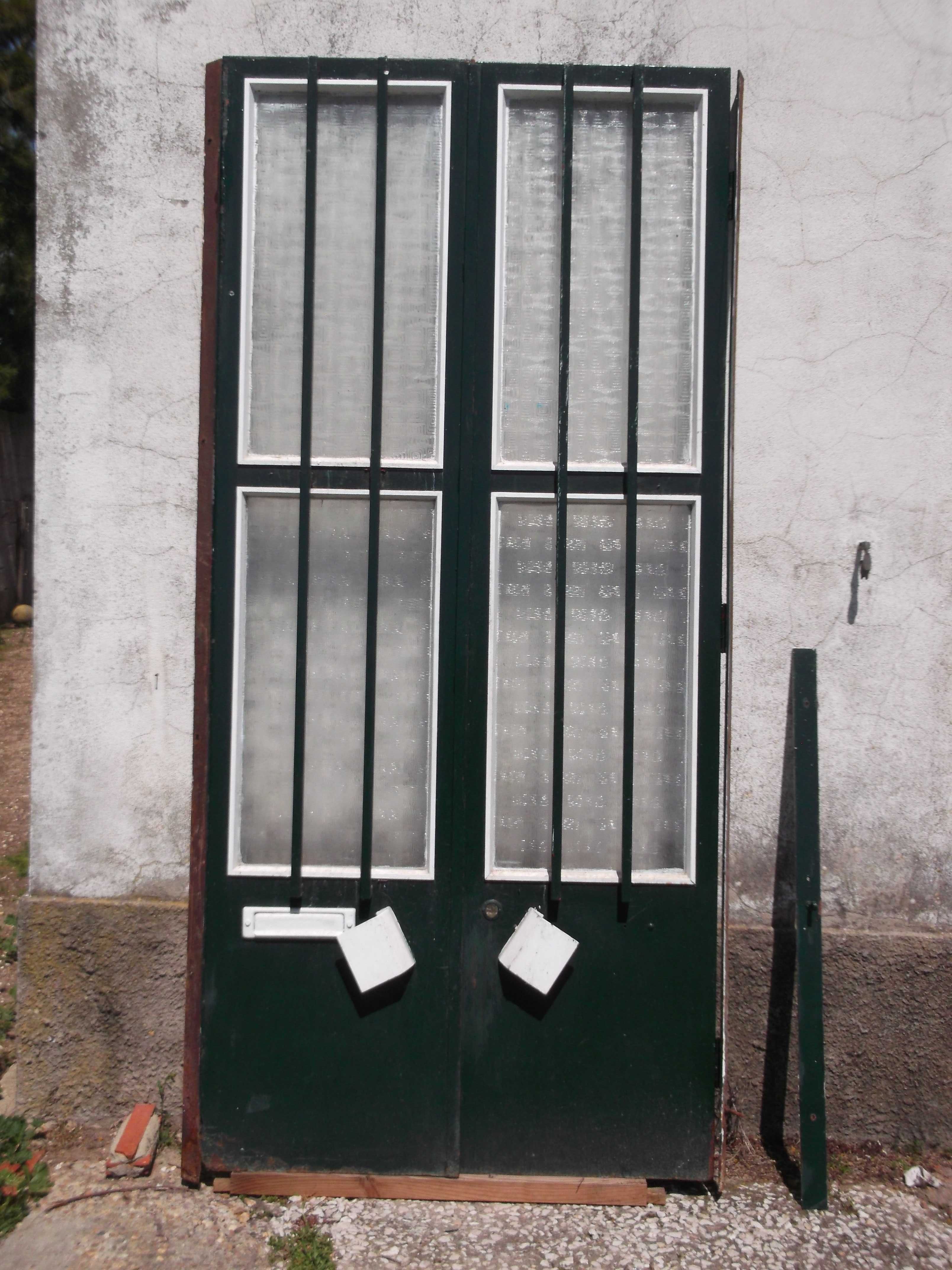 Porta dupla em ferro antiga