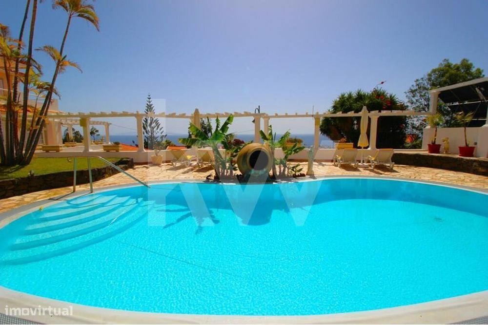 Empreendimento com um T0, nove T1, um T2, sobre o Mar, virado a Sul, e