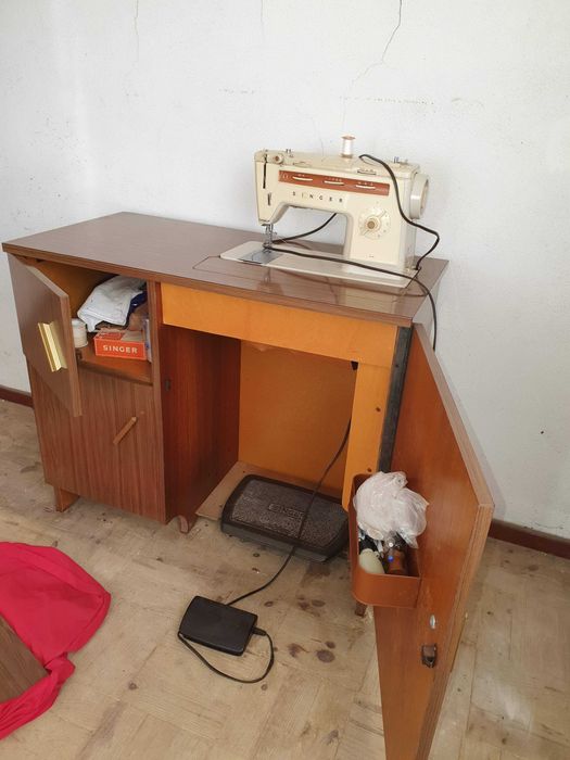 Máquina de Costura Singer Modelo 518, com pouco uso