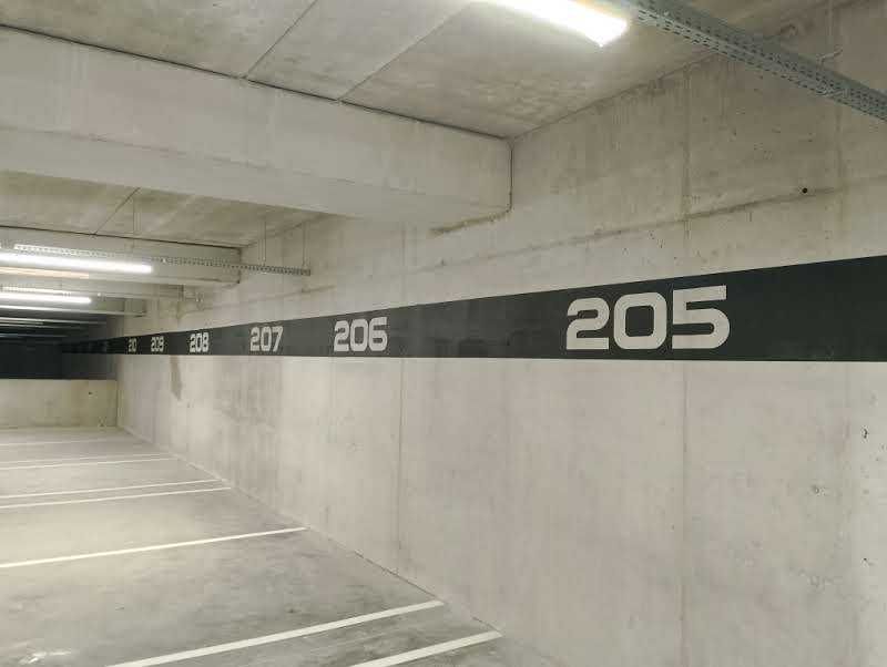 Oznakowanie poziome malowanie pasów linii znaki parking garaż