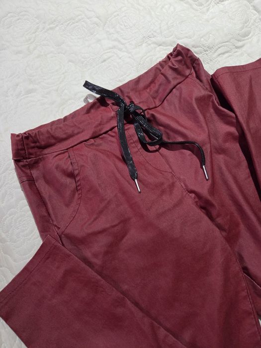 Włoskie woskowane spodnie burgundowe w kolorze wina wiązane casual