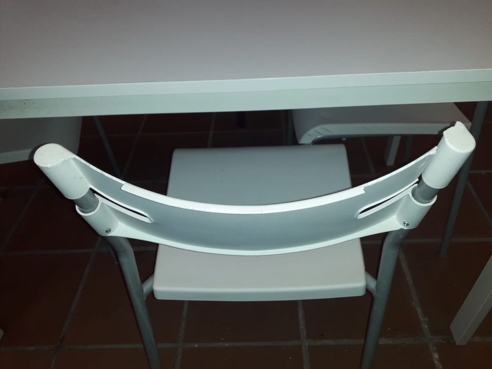 Mesa branca com cadeiras