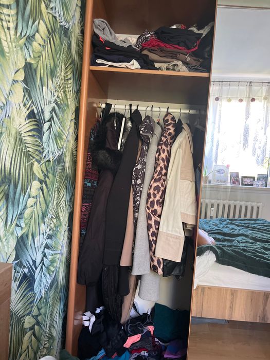 Szafa na ubrania z lustrami