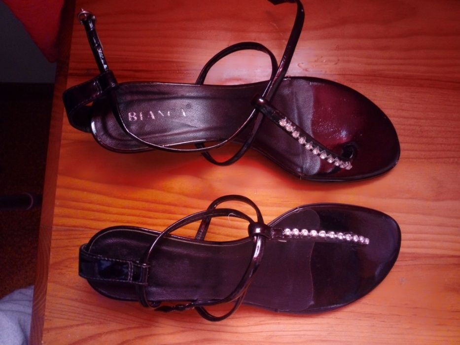 Sandalias pretas novas