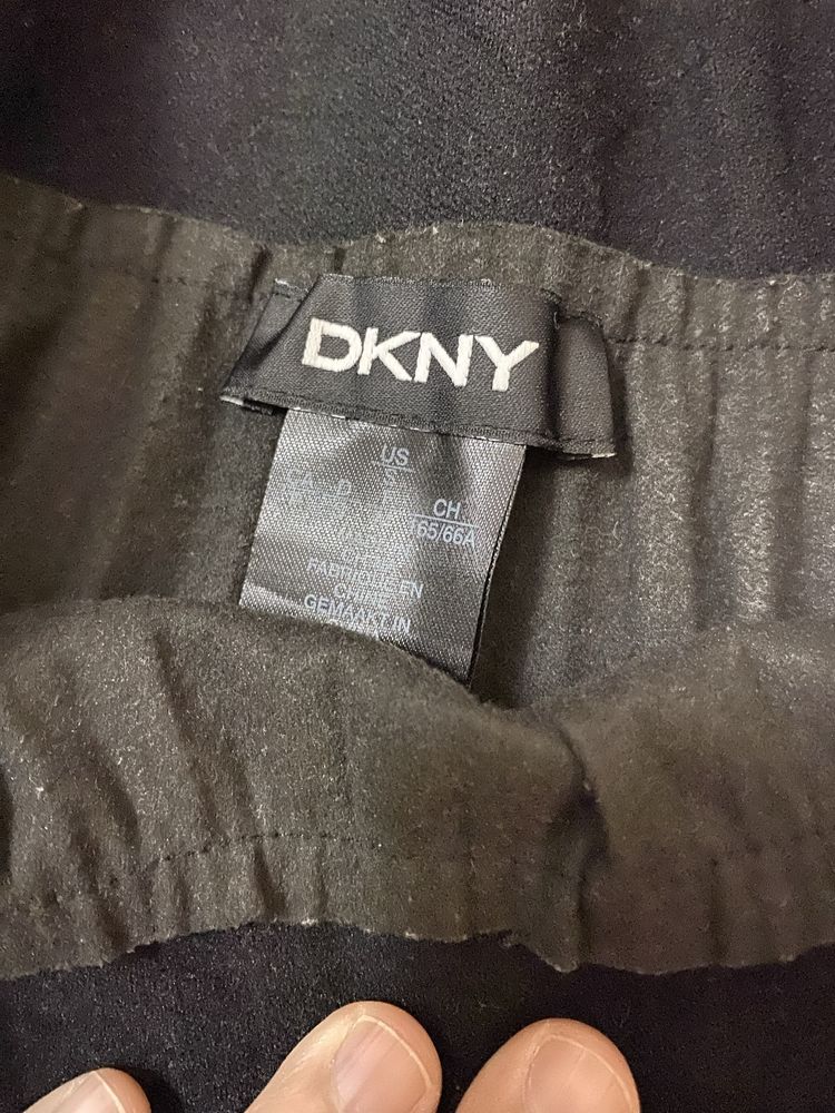 Saia DKNY pele sintética