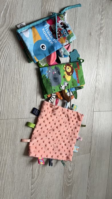 книжки шуршалки і серветка з етикетками