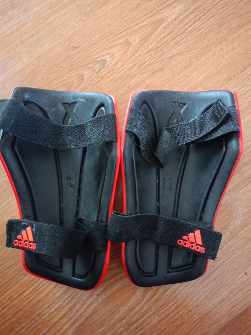 Ochraniacze  piłkarskie Adidas rozm. L