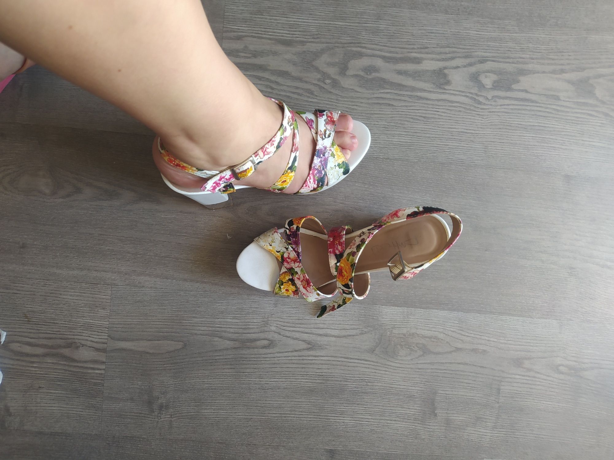 Sandálias floridas