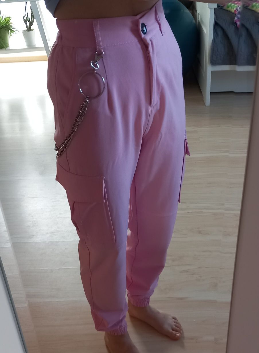 Różowe spodnie, bojówki z łańcuszkiem, Bershka, roz. XS 34