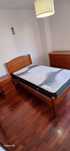 Cama de solteiro + cómoda + mesinha