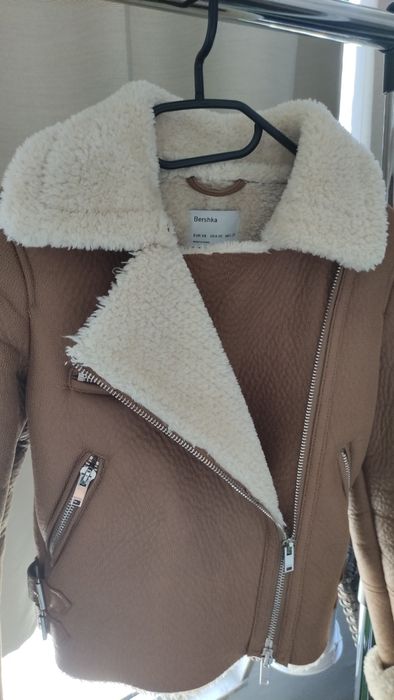 Casaco em pele marca Bershka