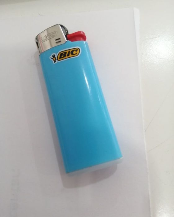Isqueiro Bic pequeno