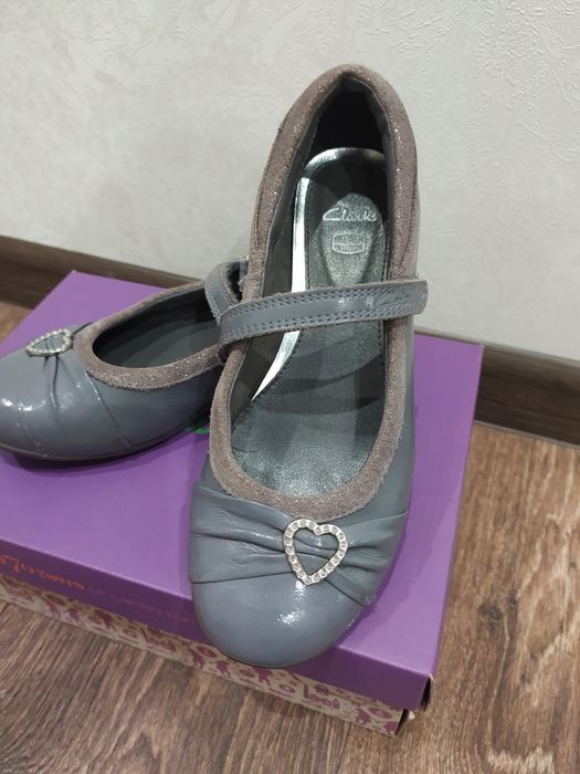 Туфлі Clarks. Натуральна лакована шкіра. Розмір 33,5.
На вузеньку