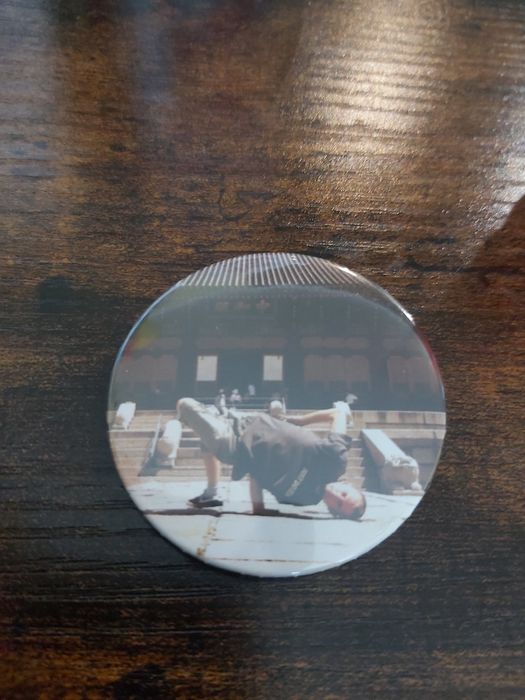 breakdance przypinka 56mm
