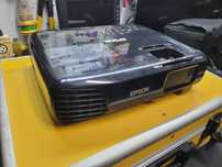 Projetor epson 3mil lumens em cor e branco.