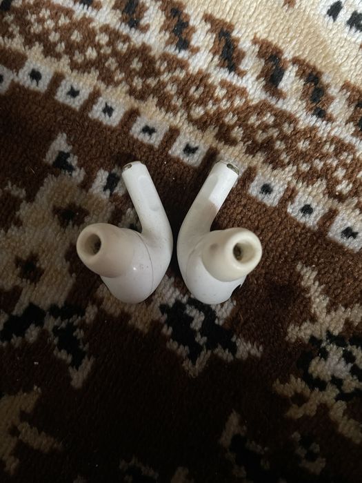 Продам 2 навушники air pods 2 pro