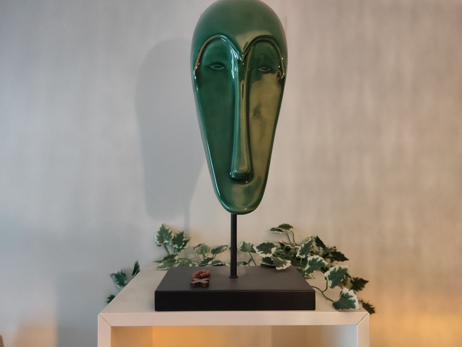 Estátua decorativa de porcelana com base em metal em forma cara Humana