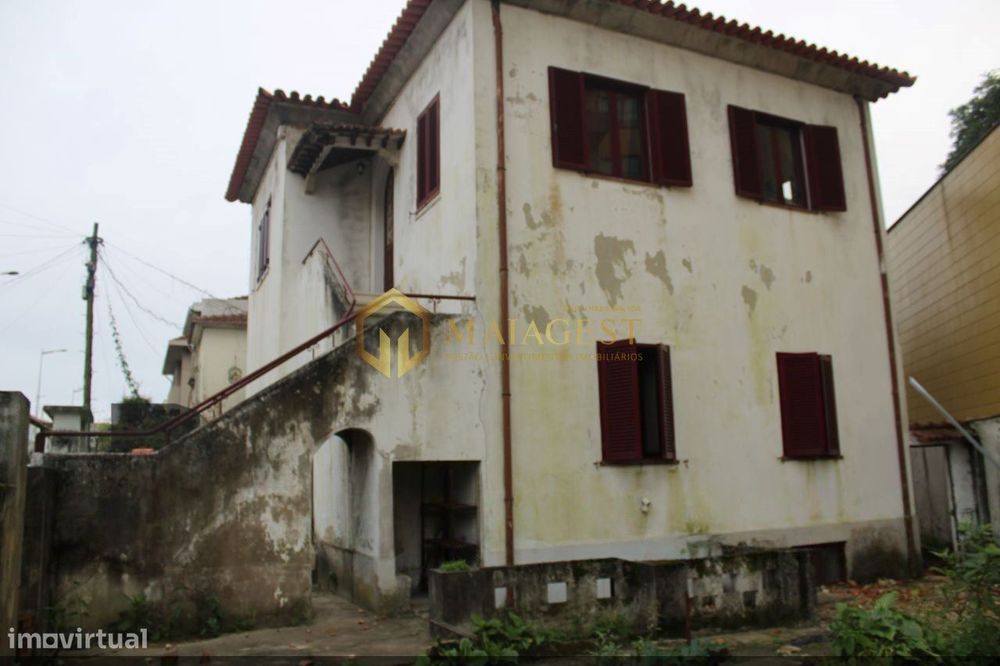 Moradia T6 com garagem e jardim para recuperar em Mafamude