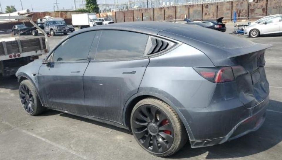 Тесла X продаж в дорозі