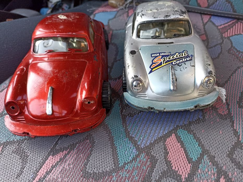 Dwa zabawkowe samochodziki Porsche 356