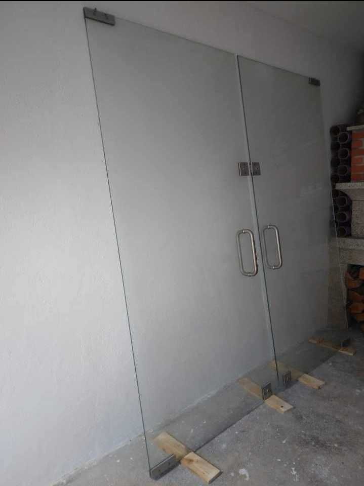 Portas em vidro com punhos em inox