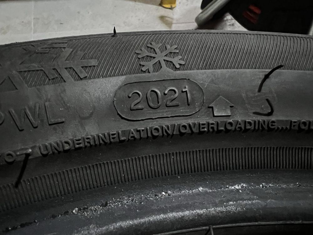 Зимова гума комплект б/у 245/40 r19 98V XL