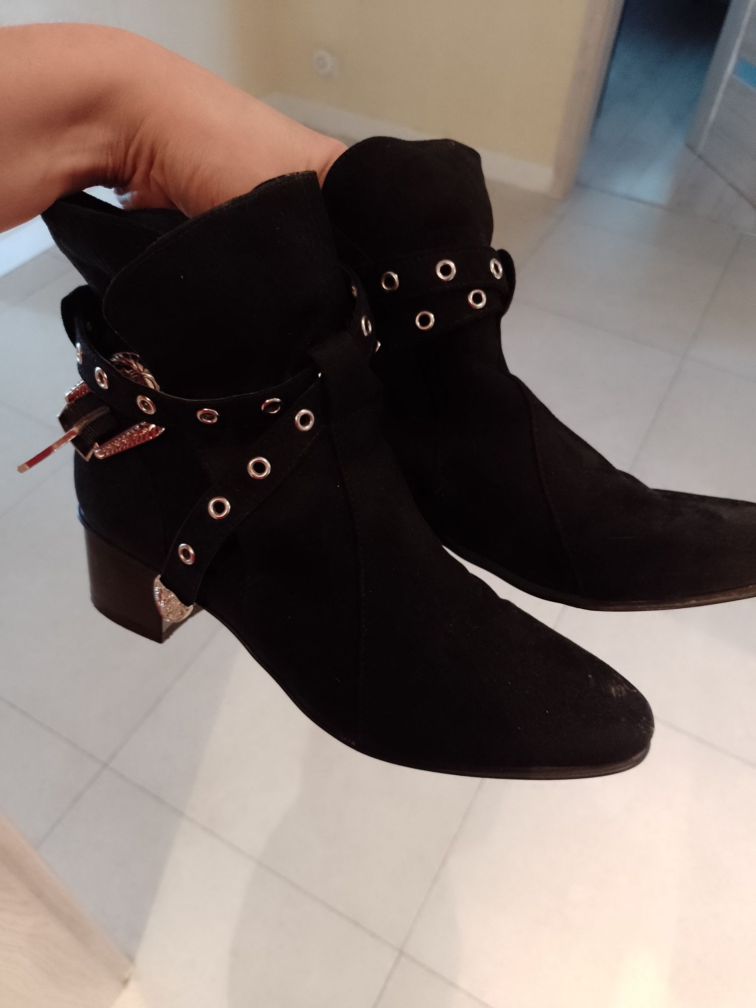 Botki Mohito zamsz czarny klamra wiosna 2025 stylowe modne 24,5