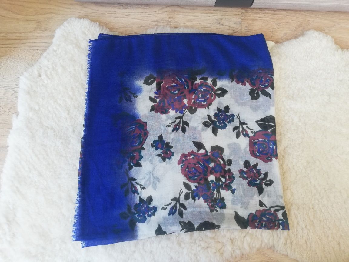 Piękny szal chusta we wzory kwiatowe ok. 190 x 100 cm