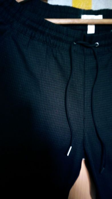 Spodnie H&M z delikatną kratę