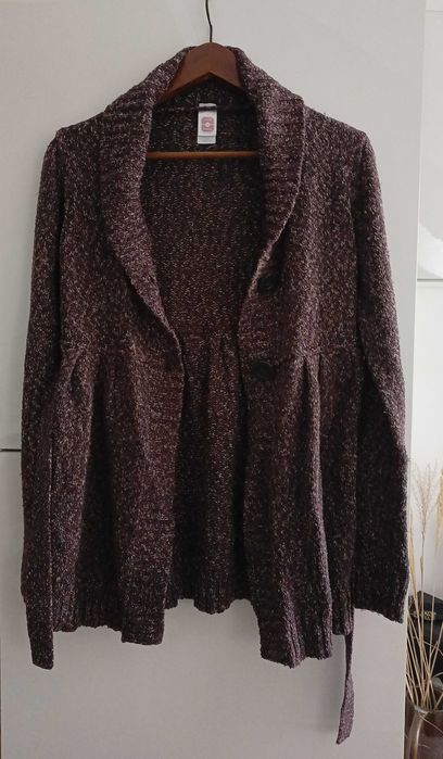 Przyjemny brązowy jesienno-zimowy sweter z wełną