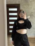 Krótki czarny sweter bluzka na same ramiona ręce z golfem crop top