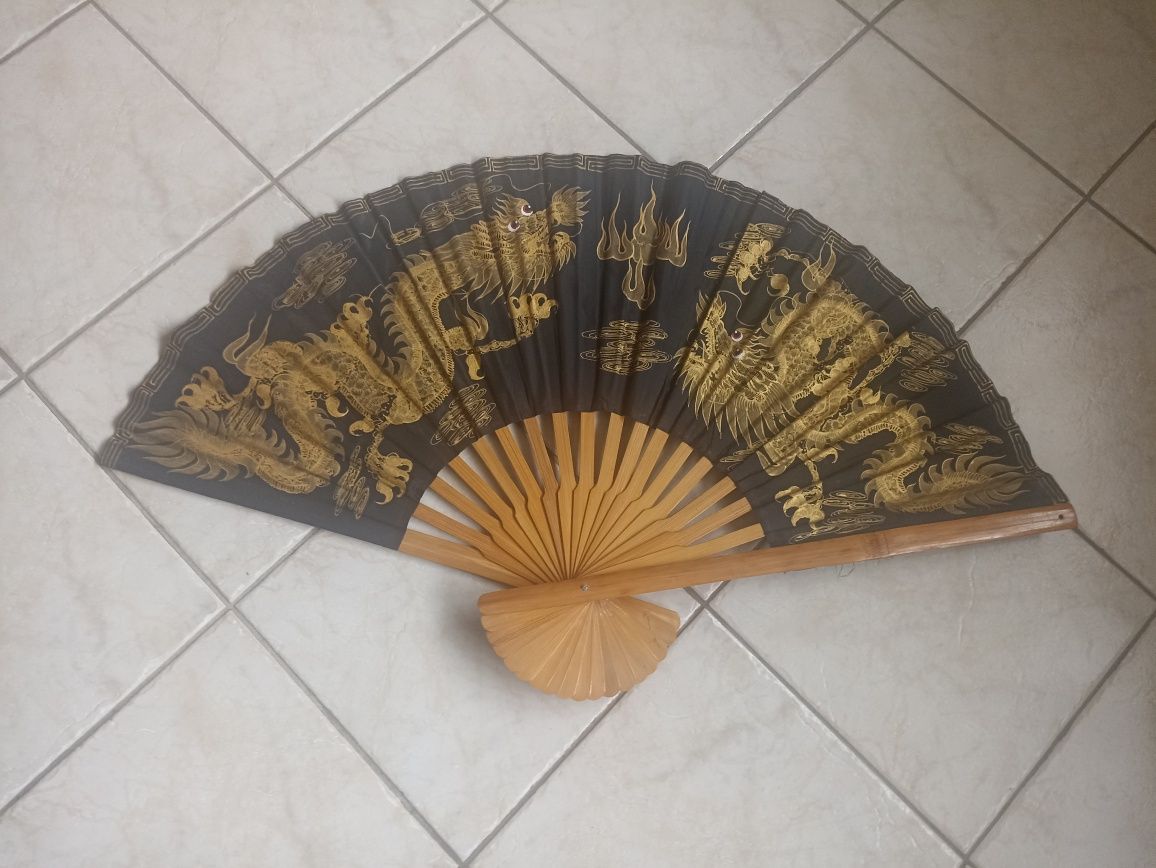 Leque decorativo oriental grande com dragões