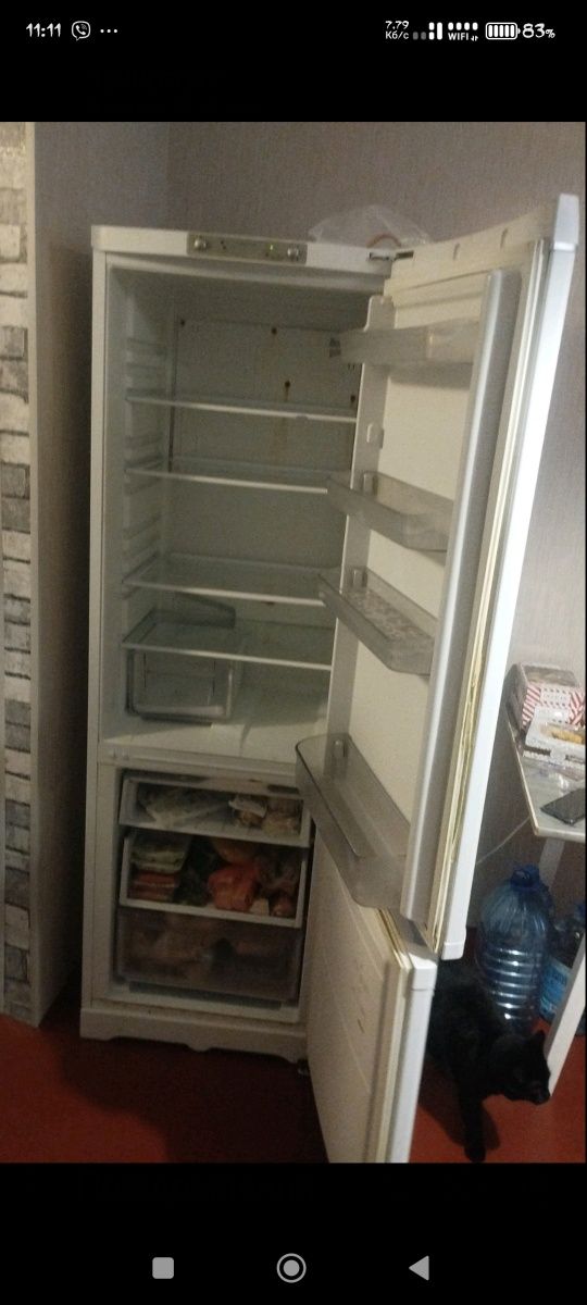 Холодильник Hotpoint Ariston на половину робочий