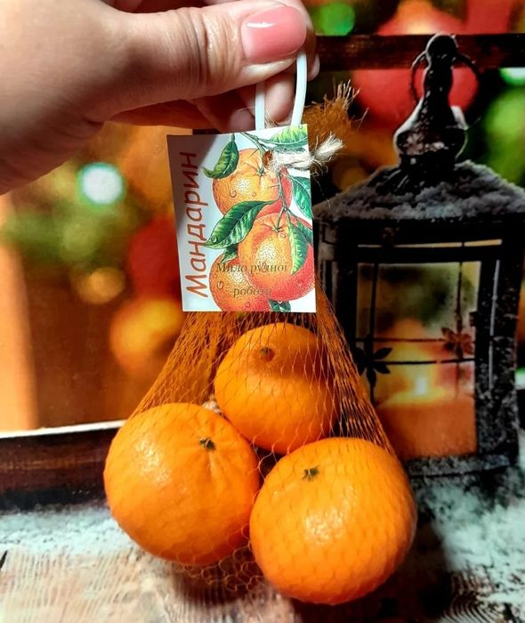 Мило,букети новорічні.коні мандарини