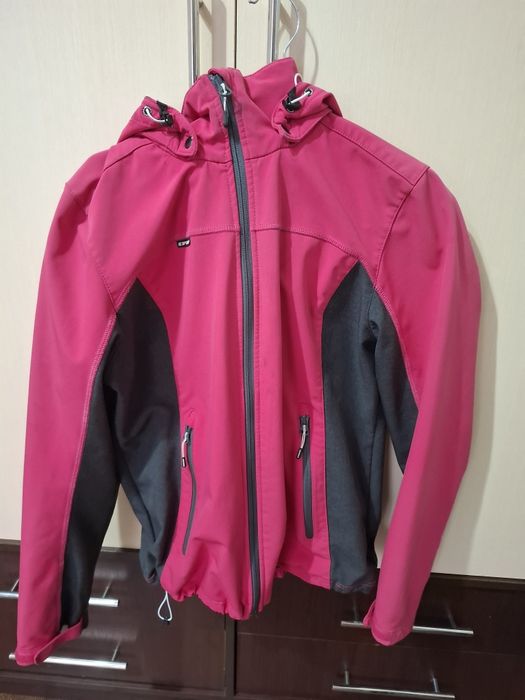 Куртка малинового кольору.