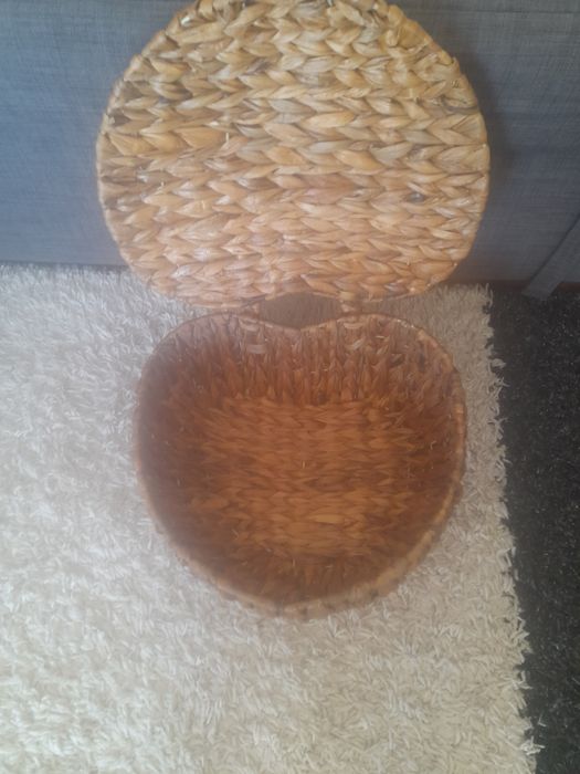 Vendo cesta com tampa de folha de bananeira em forma de coração