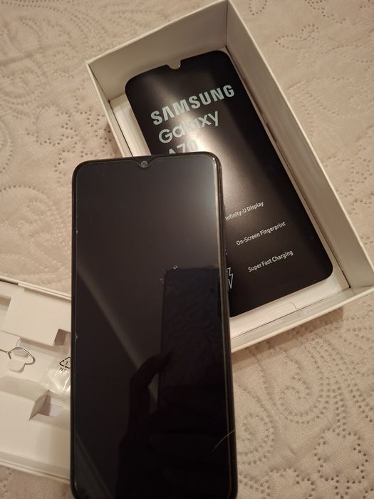 Samsung A70 com 25 capas de protecção