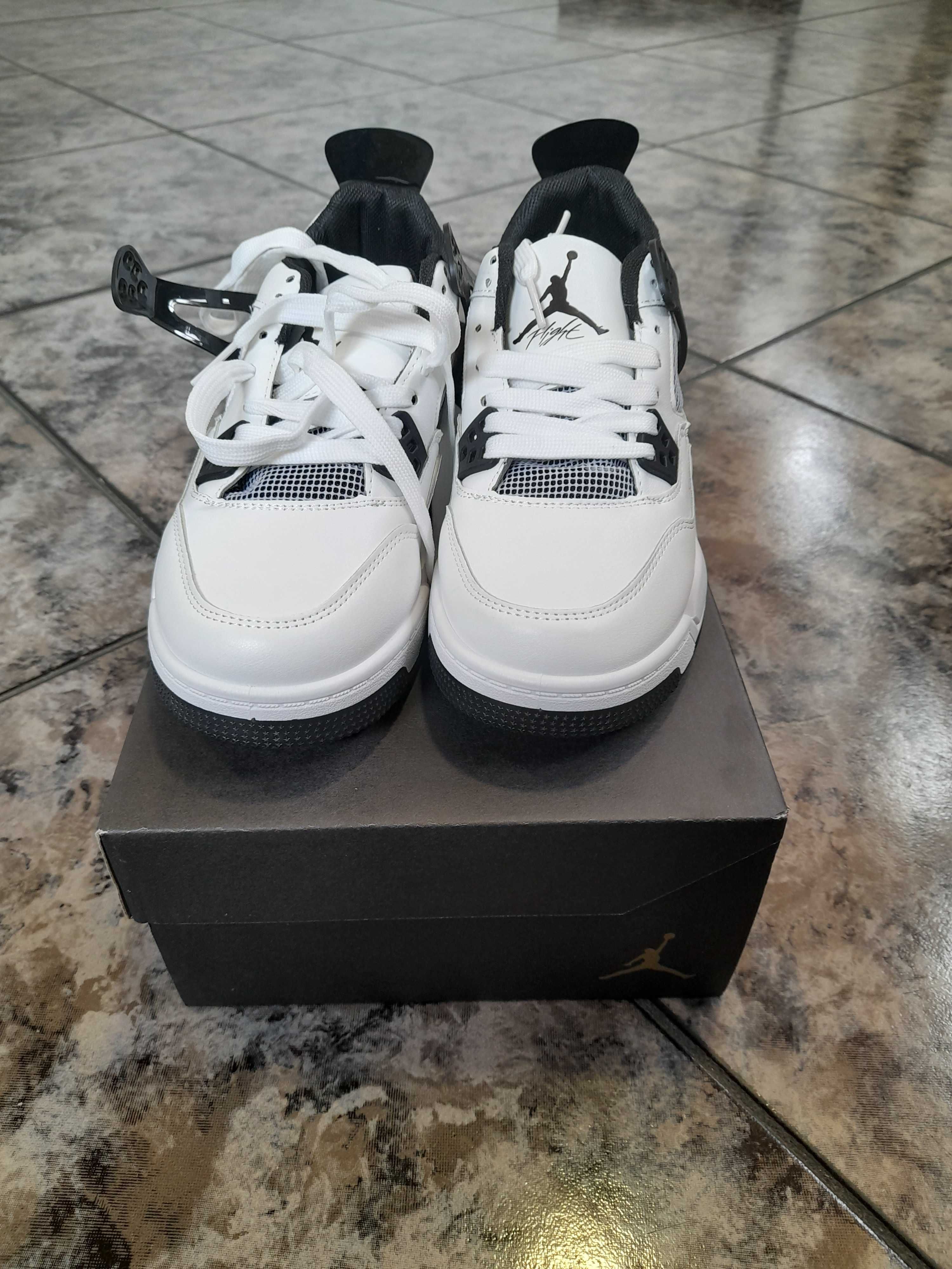 Air jordan 4 black and white