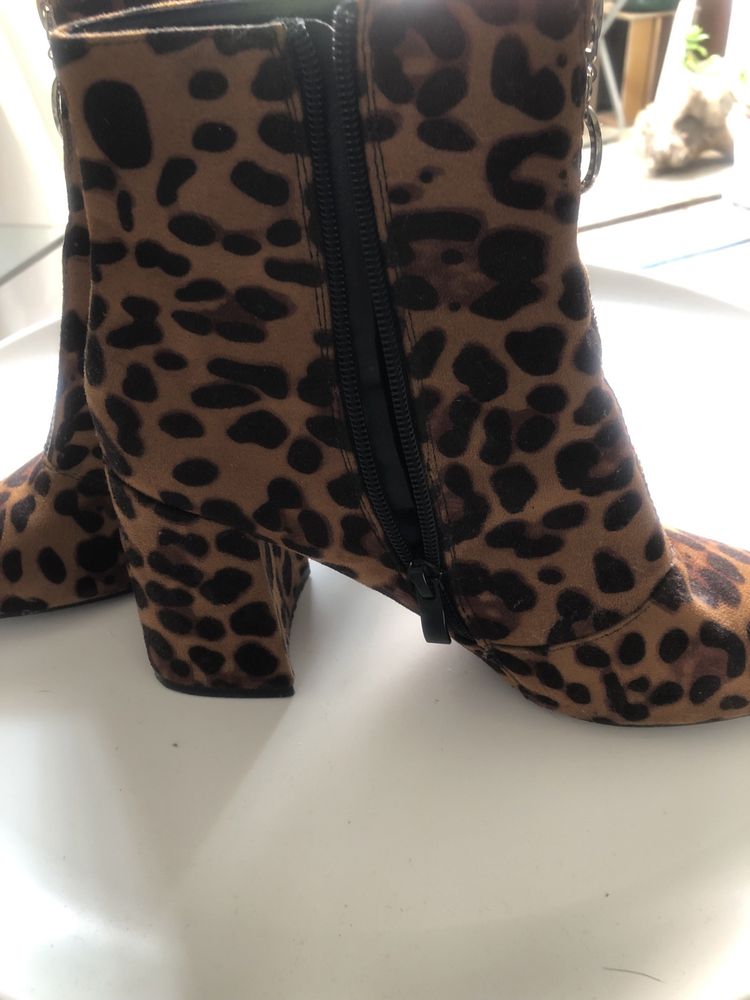 Botas curtas leopardo, com salto e fecho lateral