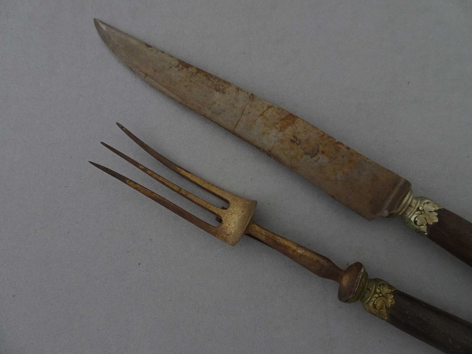 Antigos talheres com incrustações em prata e osso