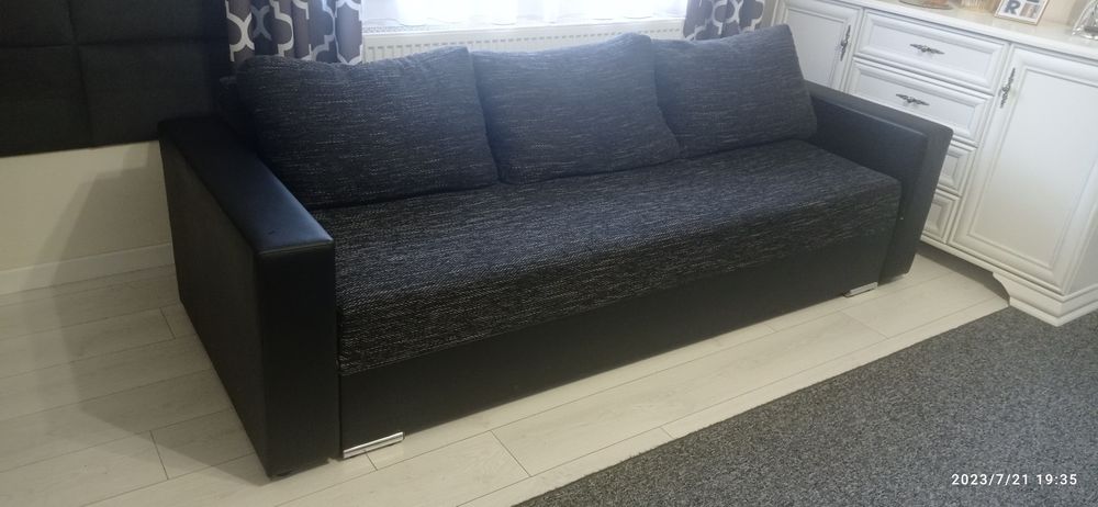 Kanapa otwierana z poduszkami