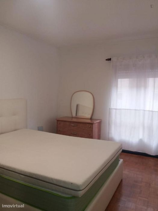 412411 - Quarto com cama de casal, em...