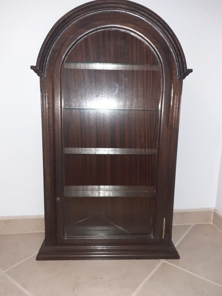 Cristaleira de madeira com prateleiras de vidro