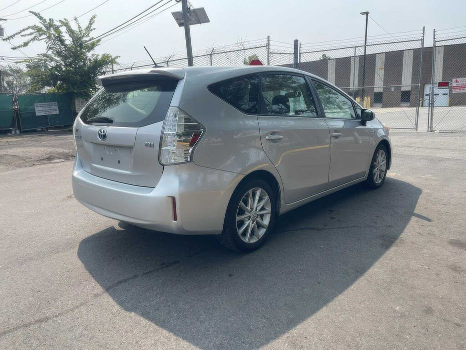 Toyota Prius v Five      2014