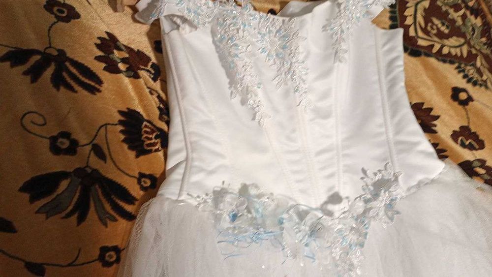 Весільна сукня ніжна