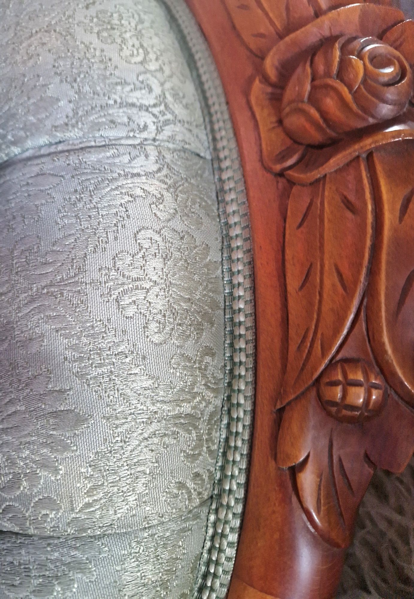 Sofa w stylu ludwikowskim