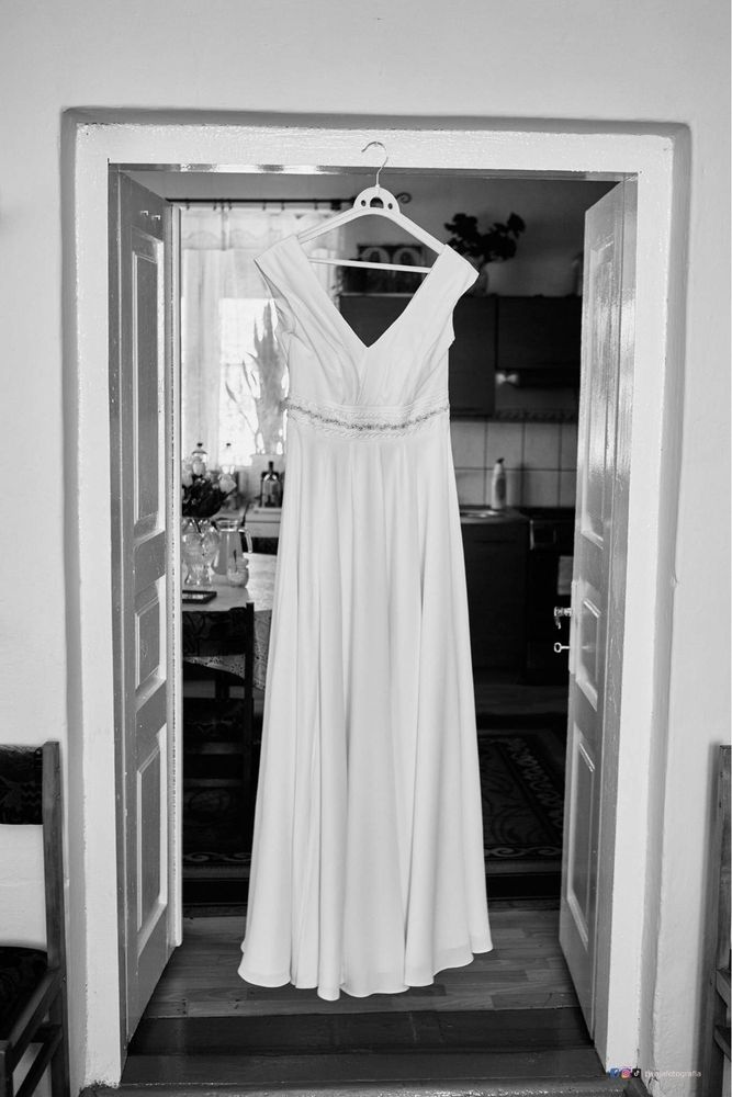 Delikatna klasyczna suknia ślubna na wzrost 171 + 4 cm obcas