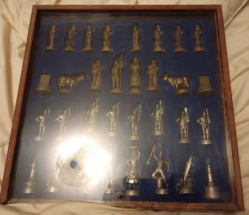 Tabuleiro de xadrez grande com peças em metal